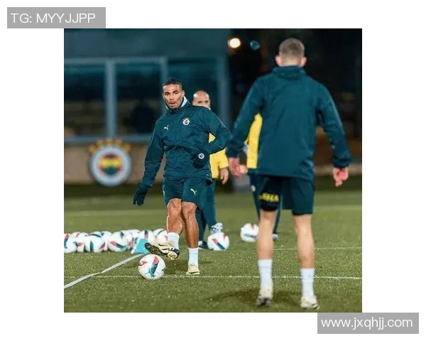 足球明星单手指天的背后故事与荣耀瞬间揭秘