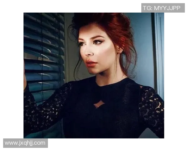 足球明星妻子优雅写真展现魅力与风采引人注目